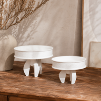 Plateau décoratif en céramique blanche avec pieds géométriques sculptés, plateau sur piédestal rond pour la décoration de la maison