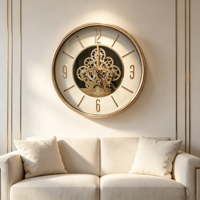Horloge murale squelette moderne à cadran blanc, cadre plaqué or avec mécanisme visible, décoration intérieure minimaliste et industrielle