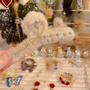 Pinza de pelo de felpa de otoño e invierno, accesorios para el cabello peludo de moda, pinzas de pelo grandes para mujer - Product Image 3