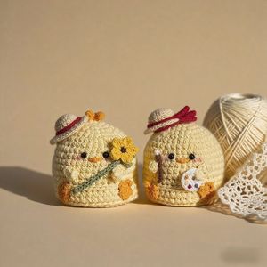 Twee Gele Chick-Vormige Gehaakte Poppen Leren Haak Kit Schattige Steek Amigurumi Haak Beginner Level Kit - Product Image 1
