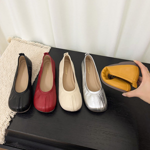 Chaussures en forme de sabot de cochon - semelle plate, dessus en cuir souple, chaussure unique. Style une pièce. Chaussures rouges de style ballet, grande taille, à orteils fendus. - Product Image 1