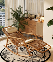 Fauteuil à bascule inclinable en rotin, moderne et confortable, avec repose-pieds allongé, structure tressée naturelle, coussins de tête et lombaires, pour intérieur, extérieur et balcon