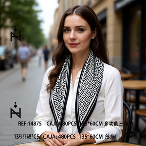 Sciarpa triangolare multifunzionale 135x60 cm con motivo bianco e nero, accessorio moda per donna - Product Image 2