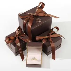 صندوق تعبئة مجوهرات زفاف فاخر بشعار مخصص مصنوع يدويًا خاتم مخملي مع زهور