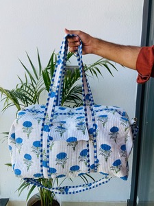 Sacs de voyage matelassés faits main blancs et bleus, grands sacs de voyage en tissu matelassé pour femmes, sacs de plage réutilisables pour la nuit - Product Image 2