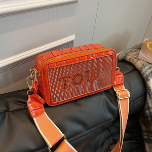 Nuevo bolso bandolera de un solo hombro con letras de diamantes, bolso cuadrado pequeño, moderno y versátil, bolso para cámara. - Product Image 4