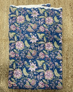 Tela india artesanal de algodón suave con estampado floral moderno de Jaipur, ligera, tejida, para bolsos, cortinas y vestidos. - Product Image 1