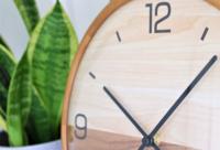 Horloge murale moderne en verre à dôme unique Horloge numérique silencieuse en bois avec matière plastique et cadre en bois à motif électrique
