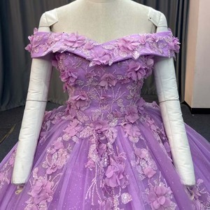 Vestido de Quinceañera Lsany284 Lavanda Natural con Hombros Descubiertos, Apliques Florales 3D, Tul Brillante, Estilo Princesa y Escote Corazón - Product Image 4