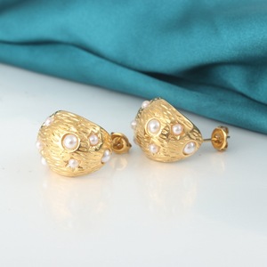 Boucles d'oreilles clous vintage style Cour Française Yunnique, fausses perles, plaqué or 18 carats, motif étoile géométrique, serti clos - Product Image 3