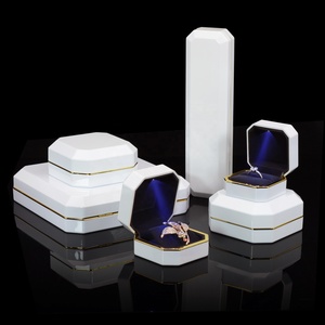 Lussuosa Scatola <span class=keywords><strong>Portagioie</strong></span> Moderna Ottagonale in Plastica con Luce LED e Chiusura a Coperchio Ribaltabile, Confezione per Matrimoni per Anelli e Ciondoli - Product Image 4