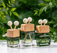 Vente en gros, livraison rapide, flacon diffuseur de parfum pour voiture de 8 ml, couvercle en bois carré, haute qualité
