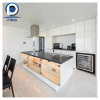 Meuble de cuisine modulaire PRIMA sur mesure en bois massif et laque acrylique importés, avec îlot de comptoir en marbre - Vente en gros