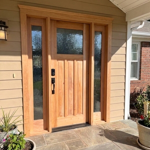 Puerta Exterior de Una Hoja con Paneles Laterales de Madera Sólida de Teca y Caoba, Estilo Artesanal, con Vidrios Laterales Texturizados de Longitud Completa - Product Image 3