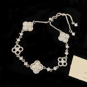 <span class=keywords><strong>Pulseras</strong></span> Clásicas <span class=keywords><strong>de</strong></span> Trébol <span class=keywords><strong>de</strong></span> Cuatro Hojas al por Mayor con Incrustaciones <span class=keywords><strong>de</strong></span> Flores <span class=keywords><strong>de</strong></span> Concha <span class=keywords><strong>de</strong></span> Zirconia <span class=keywords><strong>de</strong></span> una Fábrica Económica - Product Image 1