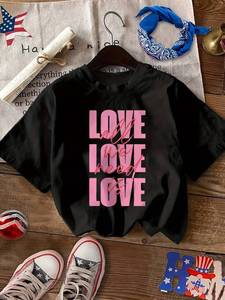 T-shirt da donna con stampa Love Letter, manica corta, girocollo, vestibilità ampia, casual, per tutte le stagioni, top in jersey di cotone 100%. - Product Image 3