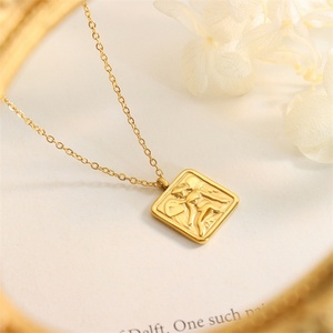 Nouvelle tendance : Collier carré en acier inoxydable plaqué or avec pendentif ange pour soirée - Product Image 5
