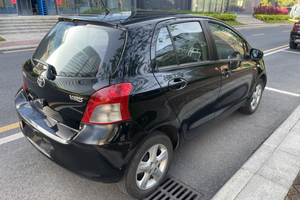 <span class=keywords><strong>Yaris</strong></span> 2011 1.6G Turbo Automatica Edizione Dazzling con Sedili in Pelle, Tetto Apribile, Telecamera Posteriore, Schermo Touch, Pneumatici R19 - Product Image 3