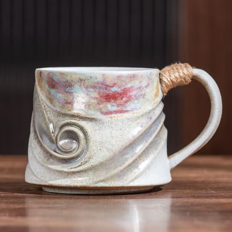 Tasse à café blanche 320 ml avec motif ondulé et cordon de serrage.