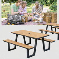 Ensemble de table de pique-nique d'extérieur en WPC et acier avec banc pour 4 à 8 personnes et trou pour parasol