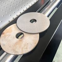 Machine de finition de tôles découpées au laser pour l'élimination des bavures, des scories et des résidus