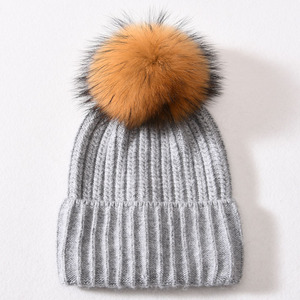 <span class=keywords><strong>Bonnet</strong></span> d'hiver pour femmes de nouveau style conçu en usine sur mesure en vrai <span class=keywords><strong>cachemire</strong></span> tricoté crâne casquette Pom Pom rayures à revers bonnets chics - Product Image 5