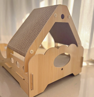 Lit et transat pour chat en bois avec cadre incliné, coussin en carton ondulé et jouet pompon suspendu pour chats d'intérieur