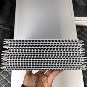 Panel de techo de pared de PVC de alta calidad, impermeable, ignífugo, color <span class=keywords><strong>madera</strong></span>, diseño a rayas para apartamentos interiores, fácil China - Product Image 6