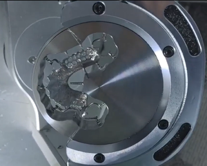 Machine de fraisage à humide 5 axes CADCAM dentaire Yucera, prix usine, équipement de fraisage vertical pour disques en titane, PMMA, lithium, Premill - Product Image 5