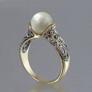 Anillo de Perlas Chapado en Oro, Estilo Vintage, con Perla Sintética Engastada en Bisel, Joyería Unisex para Uso Diario - Product Image 1