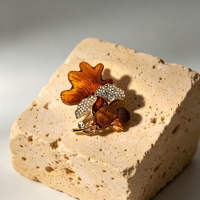 Bros Daun Ginkgo Bordir Miao Buatan Tangan Etnis Oriental, Bros Berlapis Amber Enamel dengan Inlay Kristal Zirkon