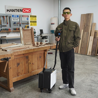 Nettoyeur laser à impulsions portable 200W 300W pour l'élimination de la rouille, le décapage de la peinture et le nettoyage des surfaces en bois