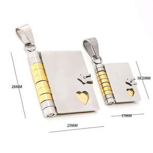 Collar con Medallón de Libro Wiccano Personalizado 2026, Joyería de Acero Inoxidable Plateado con Hechizo de Amor para Mujer - Product Image 1