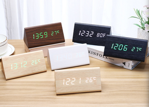 Noordse Elektronische LED Driehoekige Klok Moderne Eenvoud Houtnerf Stille Lichtgevende Woonkamer Slaapkamer Bedside Digitale Wekker - Product Image 2