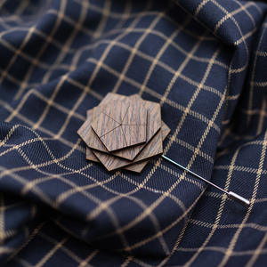Broche de solapa de madera de nogal para hombre para Boutonniere de boda - Product Image 2