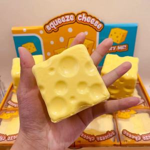 Venta al por mayor de juguetes de queso gigantes, suaves y adorables, de rebote lento, de TPR, novedosos y antiestrés. - Product Image 1