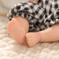 8 Zoll Vollsilikon Reborn Babypuppe mit offenen Augen, Gingham-Mütze und Bloomers – Neugeborenenpuppe für Rollenspiele