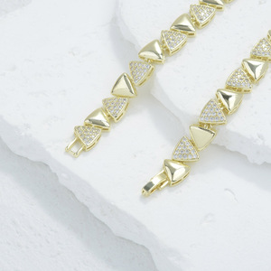 Bracciale Tennis Hawaiano Personalizzato da 18 cm in Oro 14k, con Zirconia Cubica Triangolare, per Donna e Uomo - Product Image 5