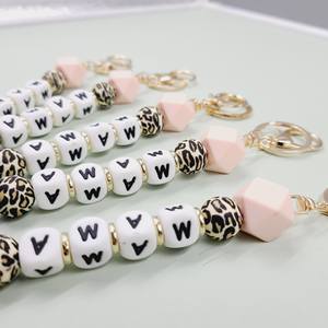 Llavero de Silicona con Letra MAMA, Moderno y Elegante, Accesorio Simple para Bolsos - Product Image 2