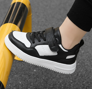 Venta al por mayor 2025 Moda Blanco y Negro Niños Deportes Casual PU Cuero Superior Zapatos Niños Causal Deportes Niños Zapatos - Product Image 3