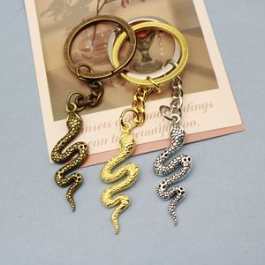 Porte-clés Serpent Texturé en Alliage de Zinc avec Anneau Démontable pour Collectionneur de Reptiles et Clip de Sac à Dos - Product Image 3