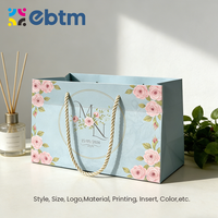 Sacs cadeaux en papier kraft recyclé à imprimé floral de luxe avec poignées en ruban de longueur manuelle pour boutique de vêtements