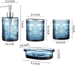 Set da <span class=keywords><strong>Bagno</strong></span> in Vetro Spesso Goffrato Blu Turchese, 4 Pezzi, Kit Vintage per Vanità con Pompa Argento e Motivo Decorativo - Product Image 3