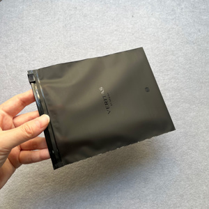 Mini-sacs noirs givrés avec fermeture éclair et logo personnalisé - Sacs en plastique semi-transparents à fermeture éclair pour bijoux et soins de la peau - Product Image 6