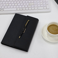 Vente flash : Ensemble de trois carnets avec couverture en similicuir, reliure adhésive verrouillable, design macaron frais avec stylo