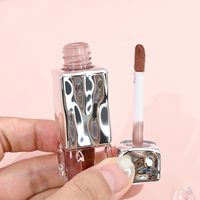 Huile à lèvres repulpante végane longue tenue à haute pigmentation avec acide hyaluronique et collagène, effet brillance extrême, marque privée