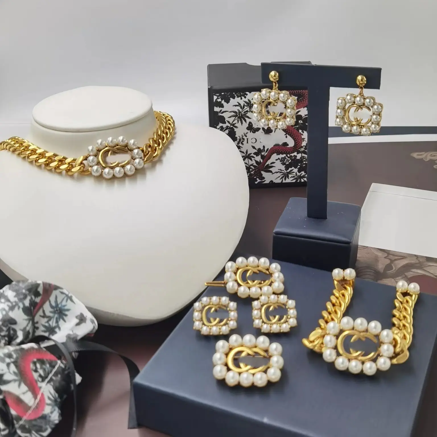Luxus-Schmuck Designer-Brosche beliebte Marke Armband doppelte G-Buchstabe Ohrringe Halskette-Set Perlen-Haarspitzen-Schmuckset