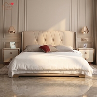 Lit plateforme moderne de luxe italien King/Twin XL avec tête de lit rembourrée en cuir véritable confortable, finition brillante effet piano