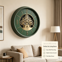 Horloge murale squelette moderne à cadran blanc, cadre plaqué or avec mécanisme visible, décoration intérieure minimaliste et industrielle