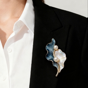 [Salon international de bijoux de Hong Kong] Broche asymétrique en émail Azure Ripple avec perle d'eau douce et nacre - Product Image 3